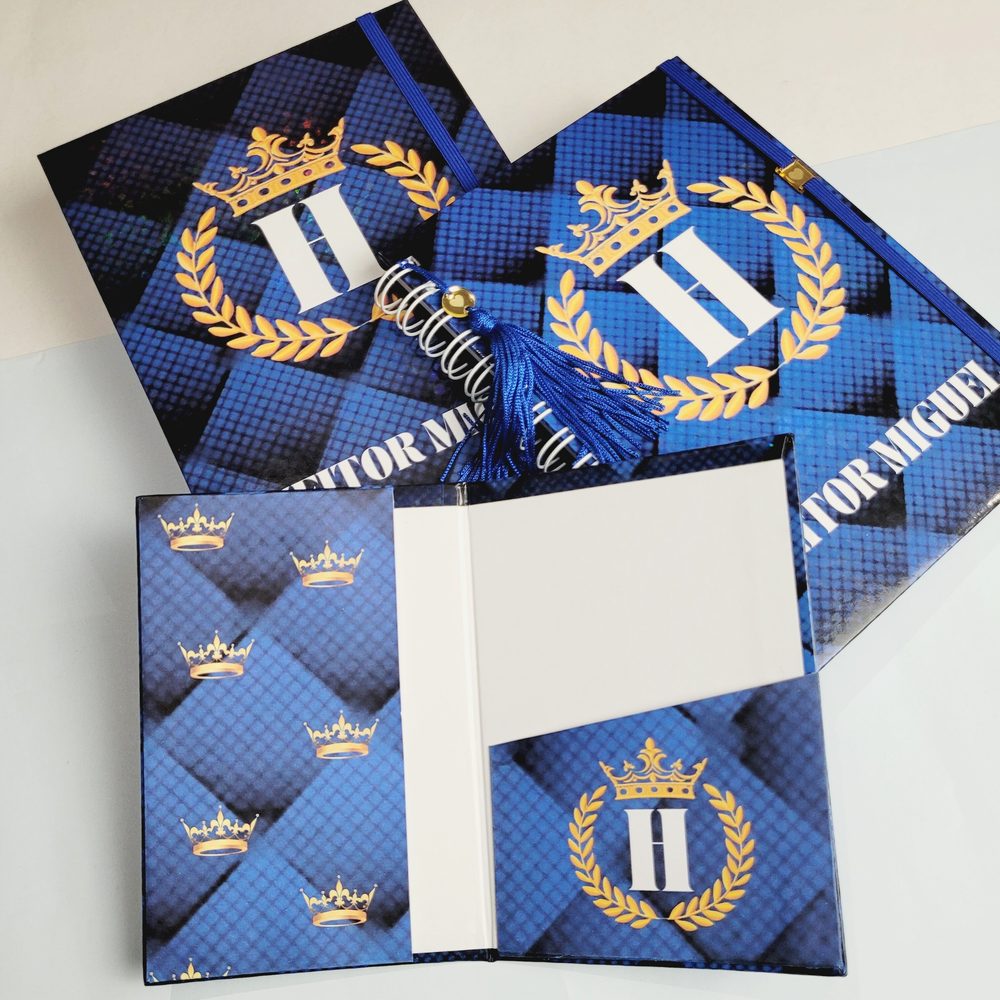 Kit personalizado azul royal com coroa dourada: caderneta, pasta e porta documentos