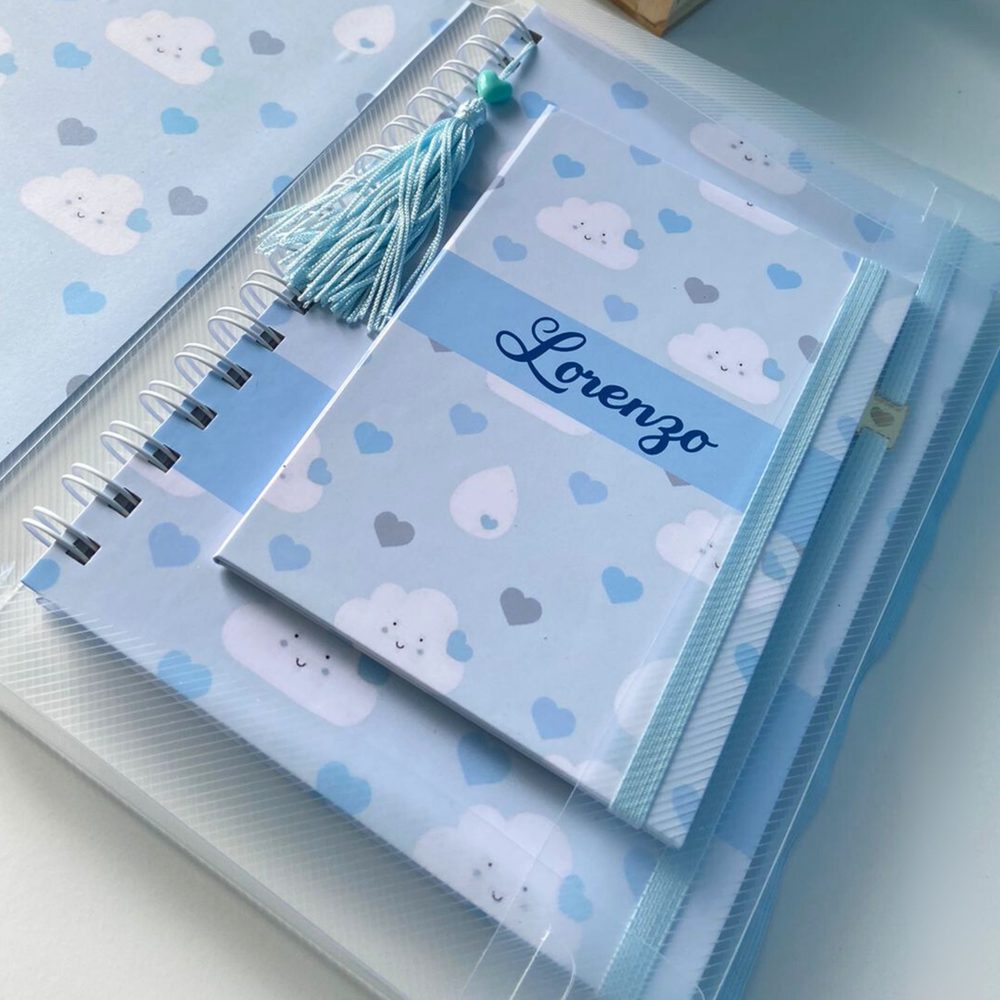 Kit personalizado azul de nuvenzinhas: caderneta de vacinas, pasta e porta documentos